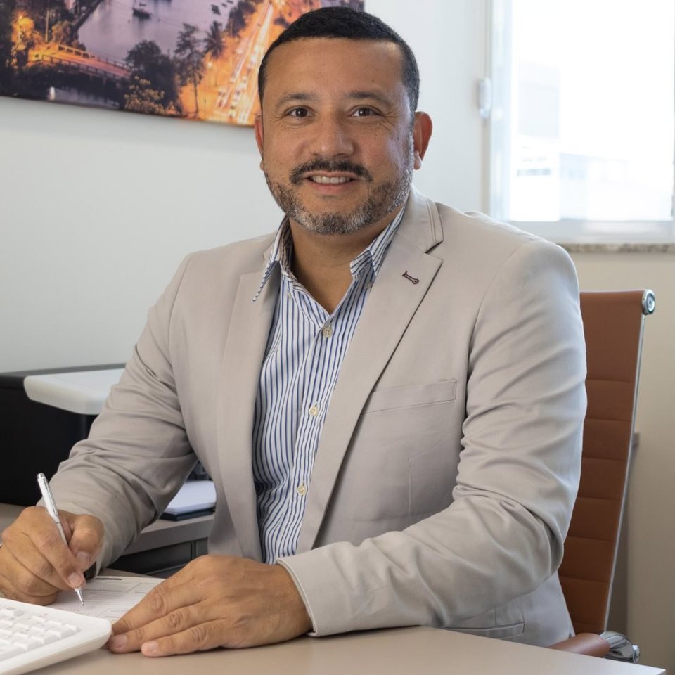 Dr. Brunno Jacomeli em seu consultório